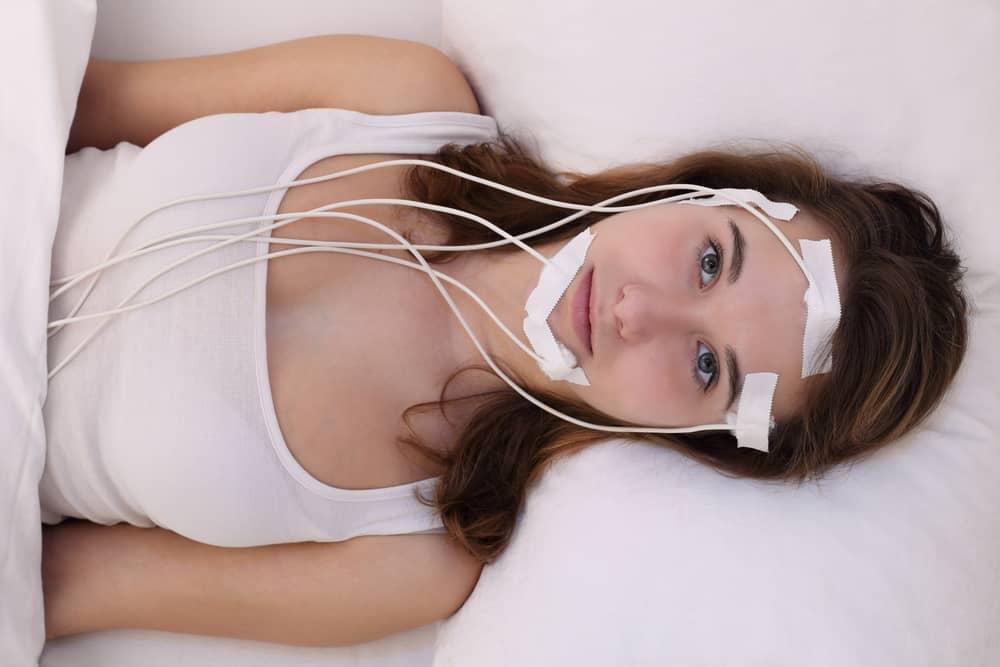 Solusi Baru Buat Anda yang Susah Tidur di Kamar Sendiri: Tidur di Laboratorium!