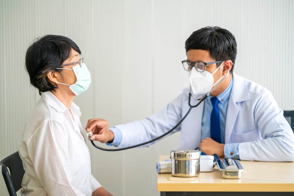 Perlukah Dirawat di Rumah Sakit Saat Menjalani Pengobatan Pneumonia?