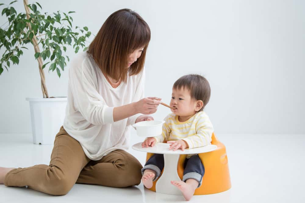 9 Tahapan Makan Bayi Sesuai Usia dan Tumbuh Kembangnya