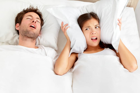 8 Siasat Bisa Tidur Nyenyak Walau Pasangan Tidur Ngorok
