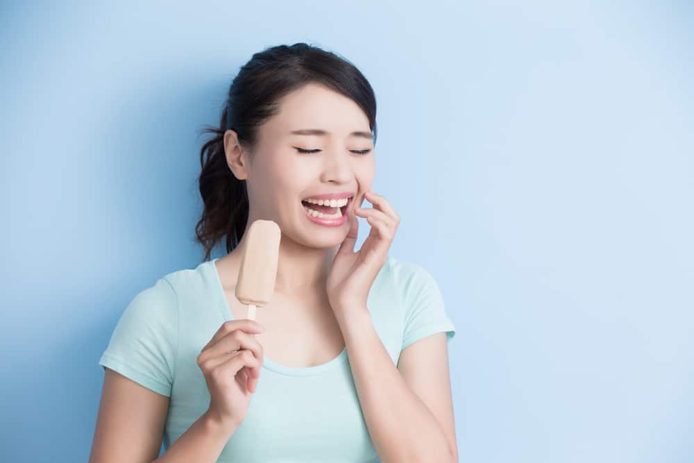 7 Kebiasaan Buruk yang Bikin Gigi Sensitif Semakin Parah