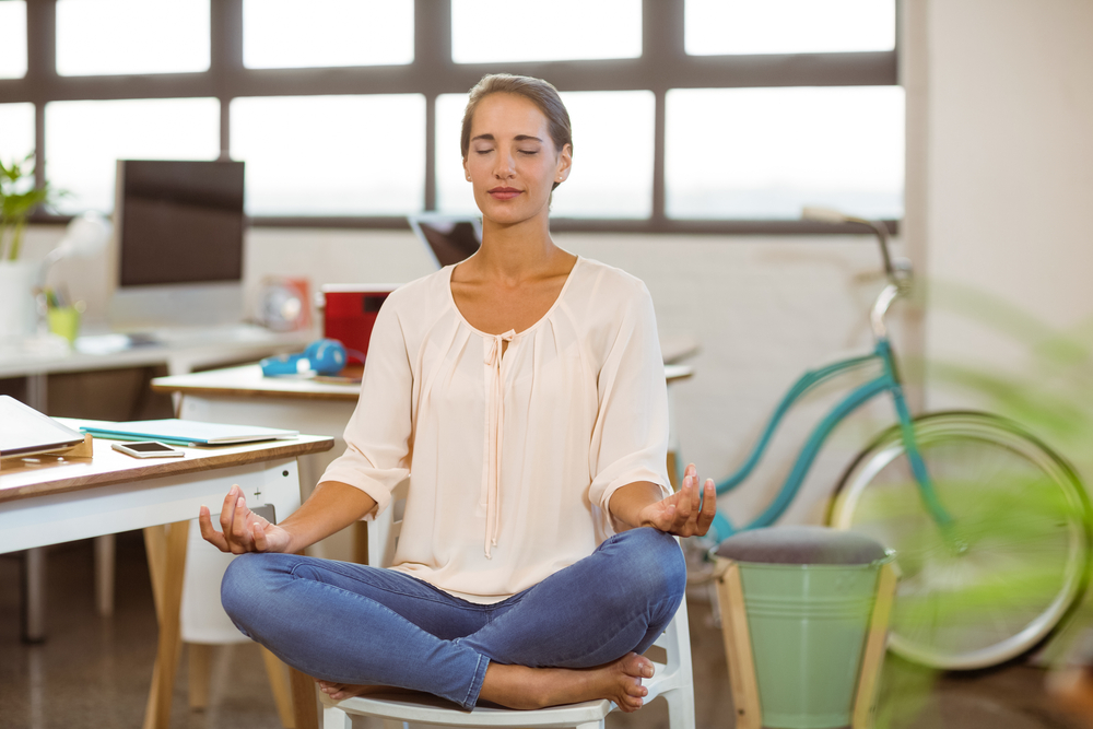7 Pose Yoga Mudah yang Bisa Dilakukan Sambil Duduk di Kursi