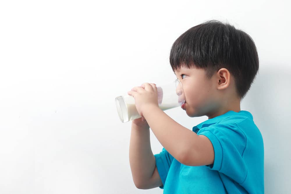 Kapan Waktu Terbaik untuk Anak Minum Susu, Pagi Atau Malam Hari