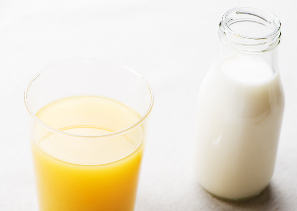 Lebih Sehat Minum Susu Atau Jus Jeruk untuk Sarapan?