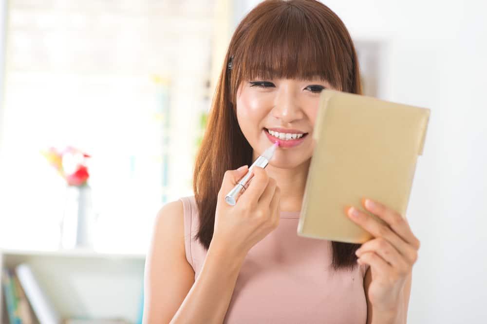 6 Tips Menggunakan Makeup Dasar Agar Lebih Hemat