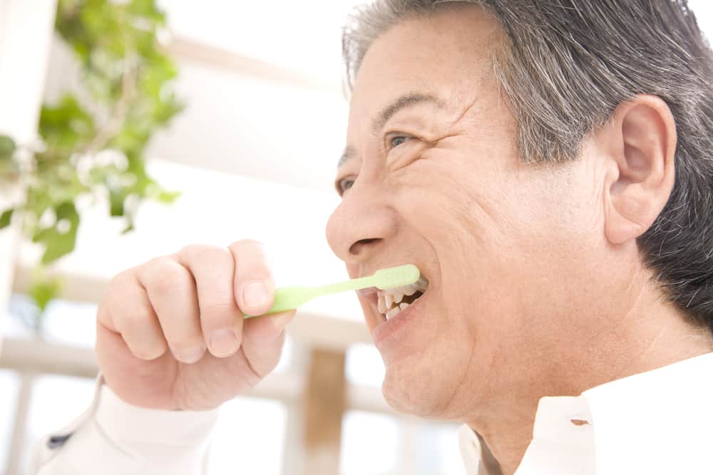 6 Langkah Rutin Merawat Kesehatan Mulut dan Gigi Lansia