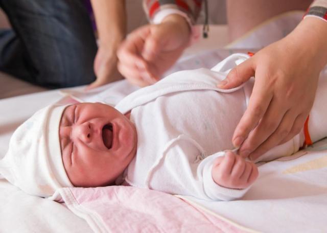 penyebab-bayi-menangis-tiap-sore