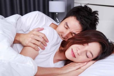 posisi tidur setelah berhubungan agar cepat hamil
