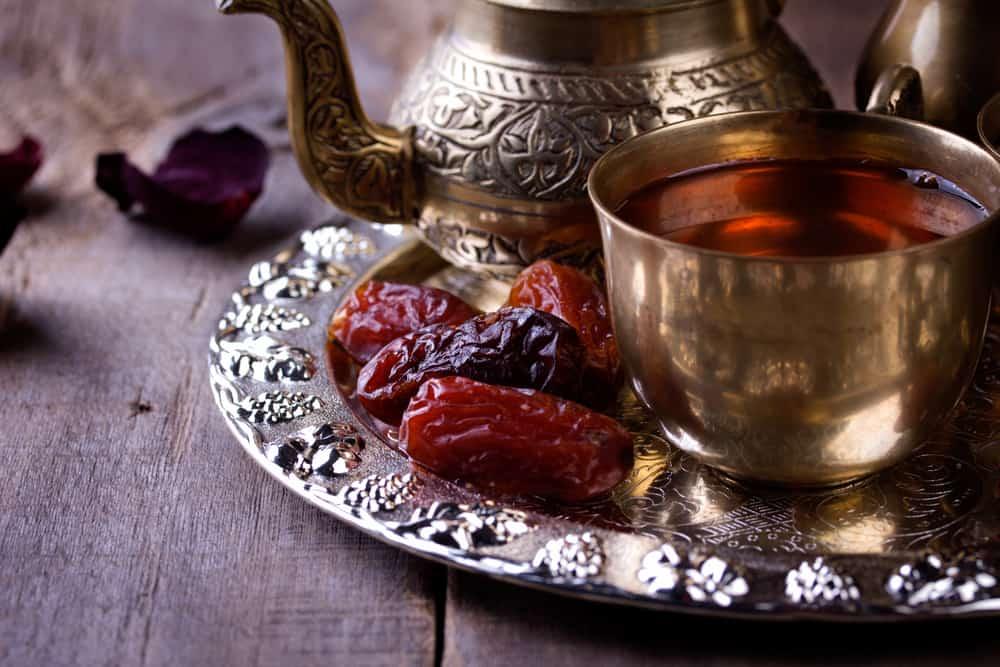 Mana Menu Buka Puasa yang Paling Baik, Teh Manis Atau Kurma?