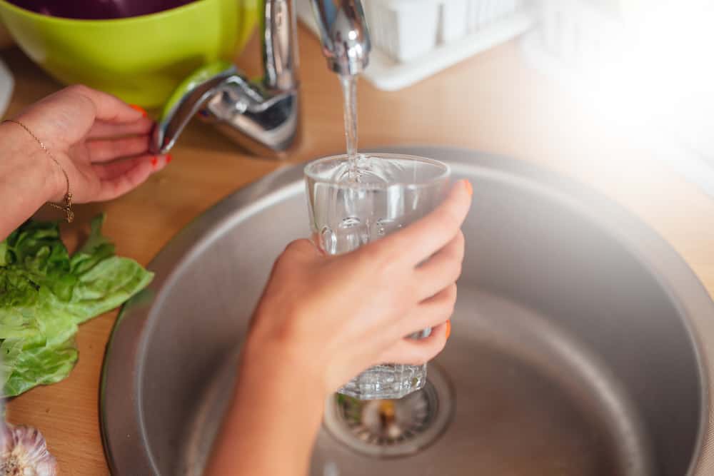 Apa yang Terjadi Jika Saya Minum Air Mentah?