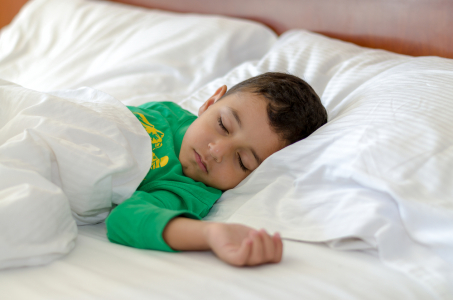 Bukan Cuma Dibujuk, Ini Trik Atasi Anak Susah Tidur Siang