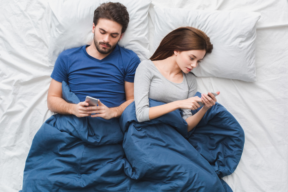 Awas, Ini 3 Dampak Negatif Handphone Pada Kehidupan Seks Anda!
