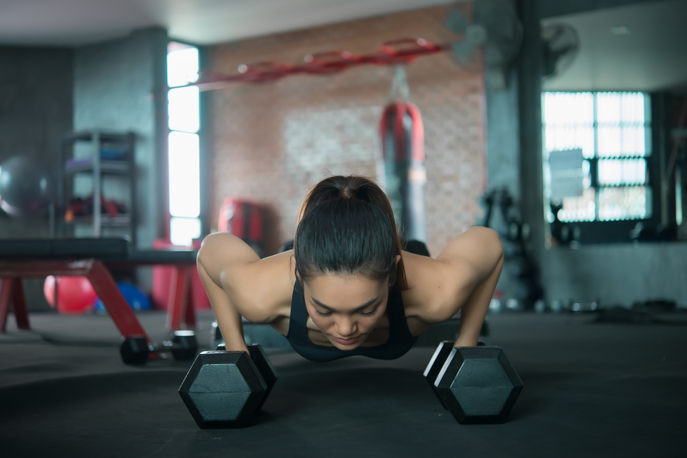 7 Jenis Latihan Dumbbell yang Bisa Anda Coba di Rumah