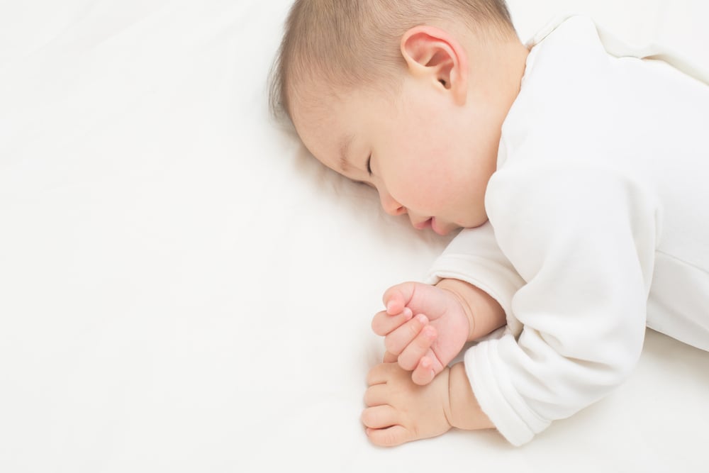 bayi tidur setelah vaksin