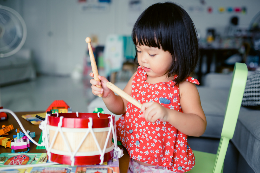 6 Alasan Kenapa Anda Perlu Membiarkan Anak Main Sendirian