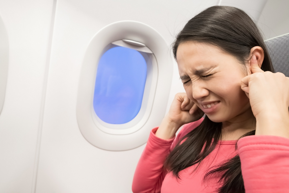 7 Cara Mengatasi Telinga Sakit Saat Naik Pesawat