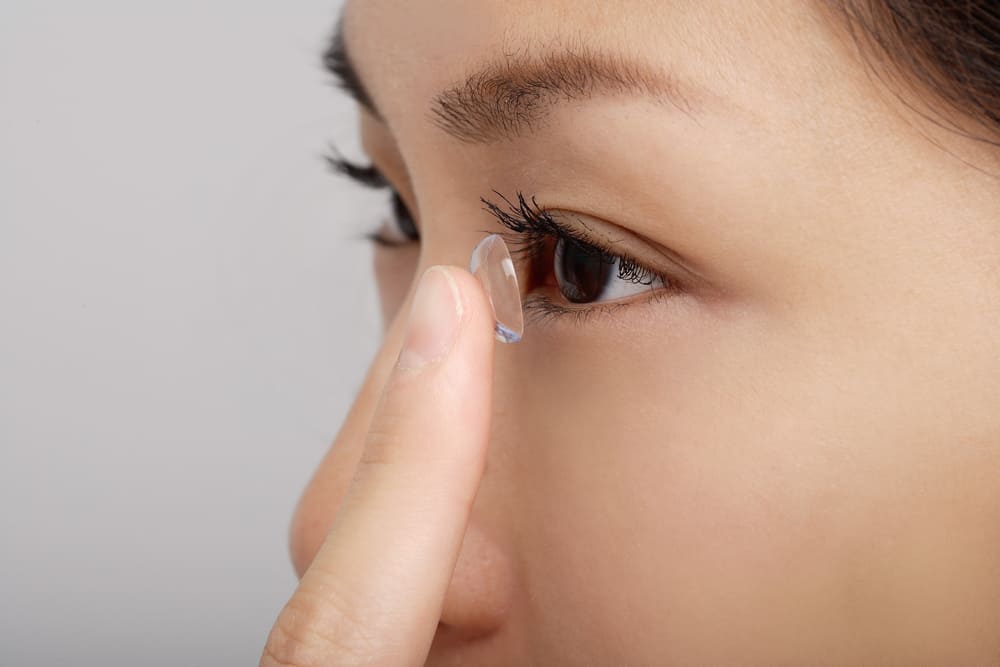 pakai lensa kontak alergi mata