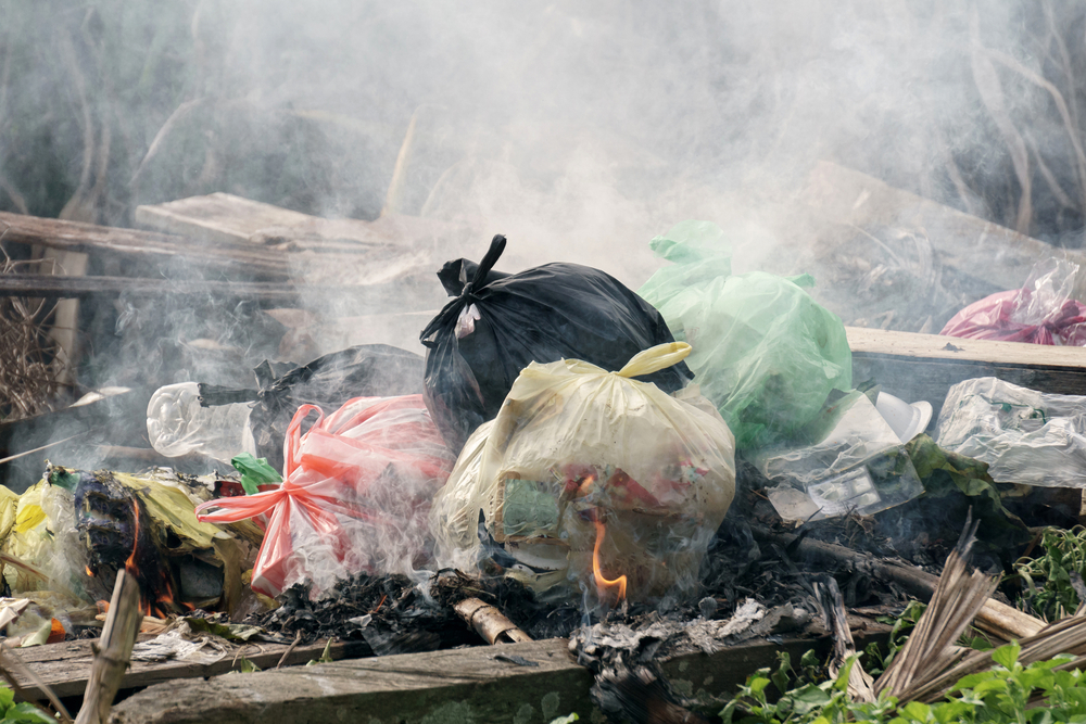 Stop Membakar Sampah Sembarangan! Ini Bahayanya bagi Tubuh