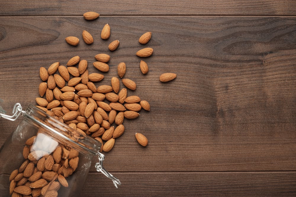 menyimpan kacang almond