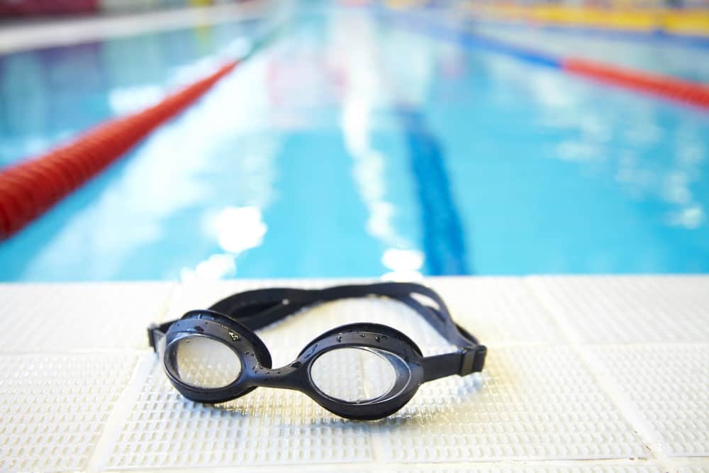 Perlukah Pakai Kacamata Renang Minus Saat Berenang?