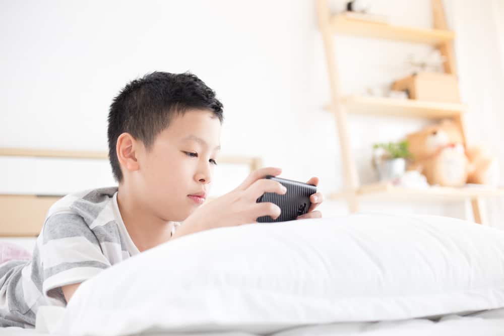 Rekomendasi Durasi Menonton TV dan Main Gadget yang Aman untuk Anak