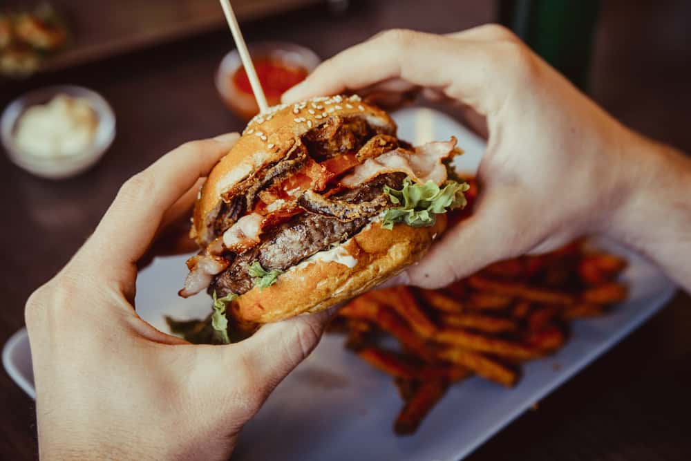 5 Cara Sehat Makan Burger Saat Diet Agar Berat Badan Tetap Terjaga