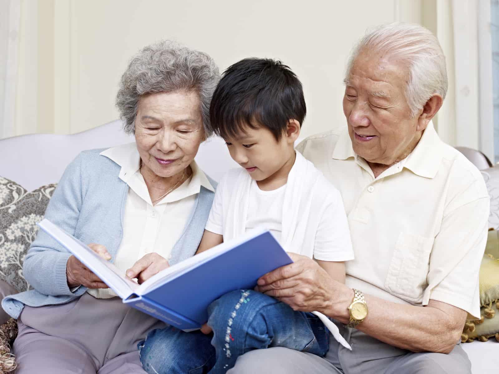 Bagaimana Caranya Supaya Kakek dan Nenek Dekat Dengan Cucu?