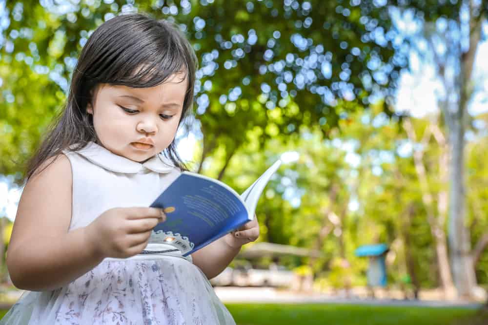 5 Manfaat Baca Buku untuk Tumbuh Kembang Anak