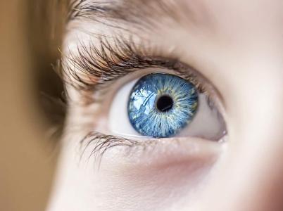 6 Penyebab Tersering Bagian Putih Mata Terlihat Kebiruan