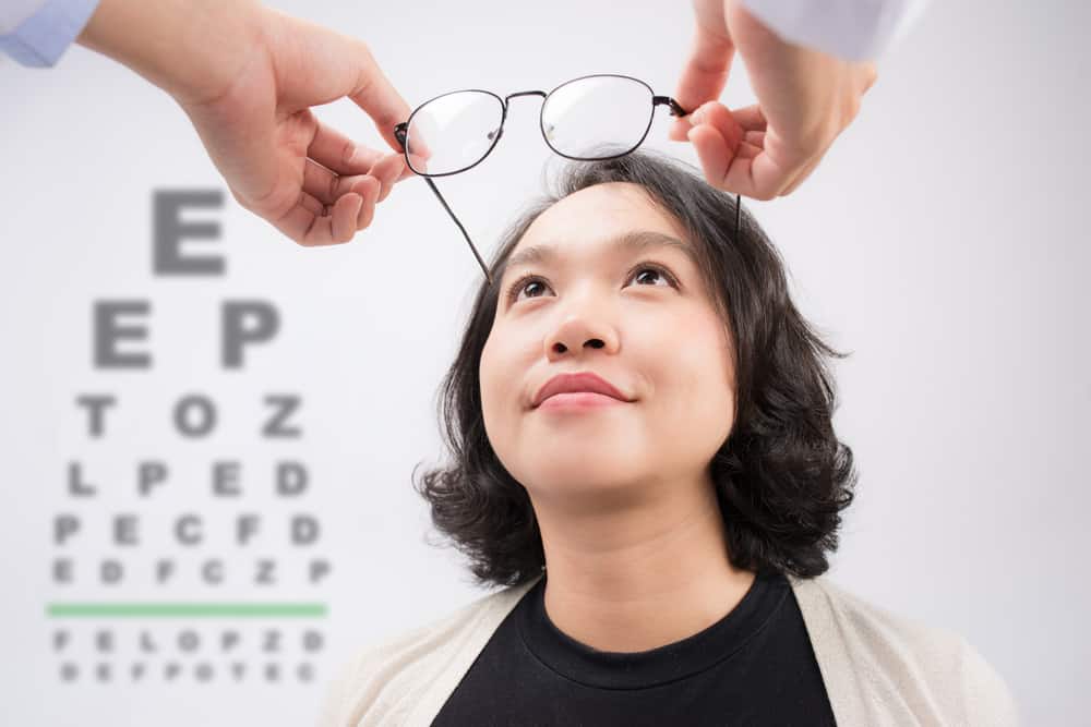 Cara Mengatasi Mata Minus, dari Kacamata Hingga Kebiasaan Sehat
