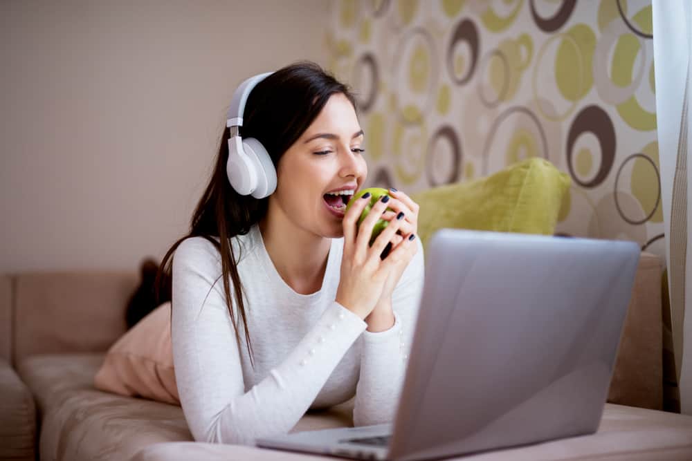 Makan sambil mendengarkan musik