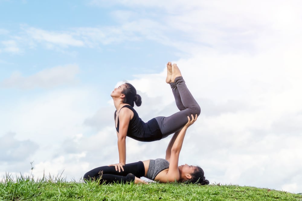 Bosan Yoga Sendirian? Coba 6 Pose Ini Dengan Sahabat Atau Pasangan