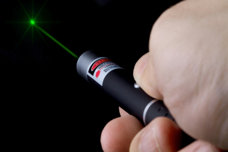 Benarkah Mainan Sinar Laser Bisa Bikin Mata Buta?