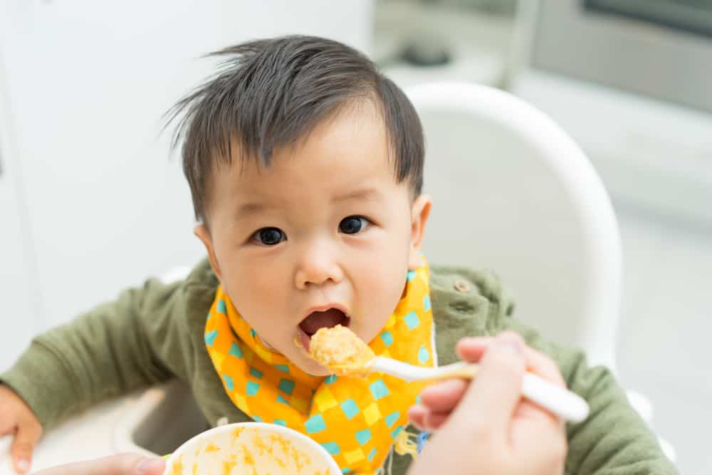 Boleh Tidak, Sih, Menghangatkan Makanan Bayi Sebelum Disajikan?