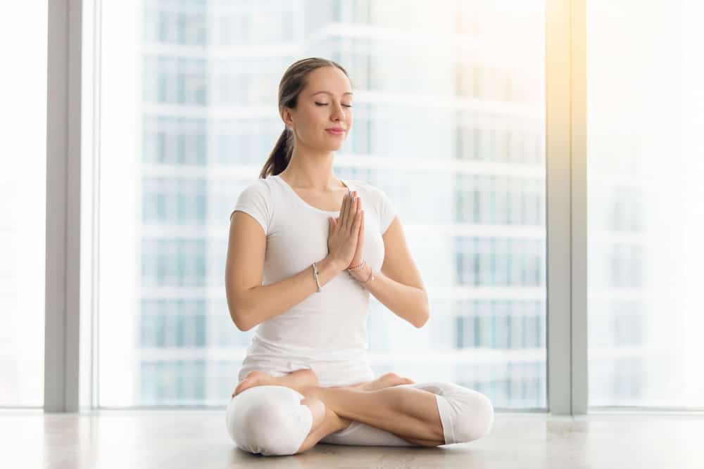 10 Gerakan Yoga yang Simpel untuk Redakan Sakit Kepala Membandel