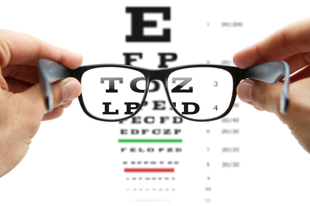 3 Cara Mudah Membersihkan Kacamata Anda