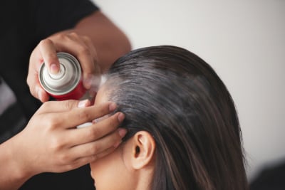 membiarkan hairspray merupakan kebiasaan yang merusak rambut