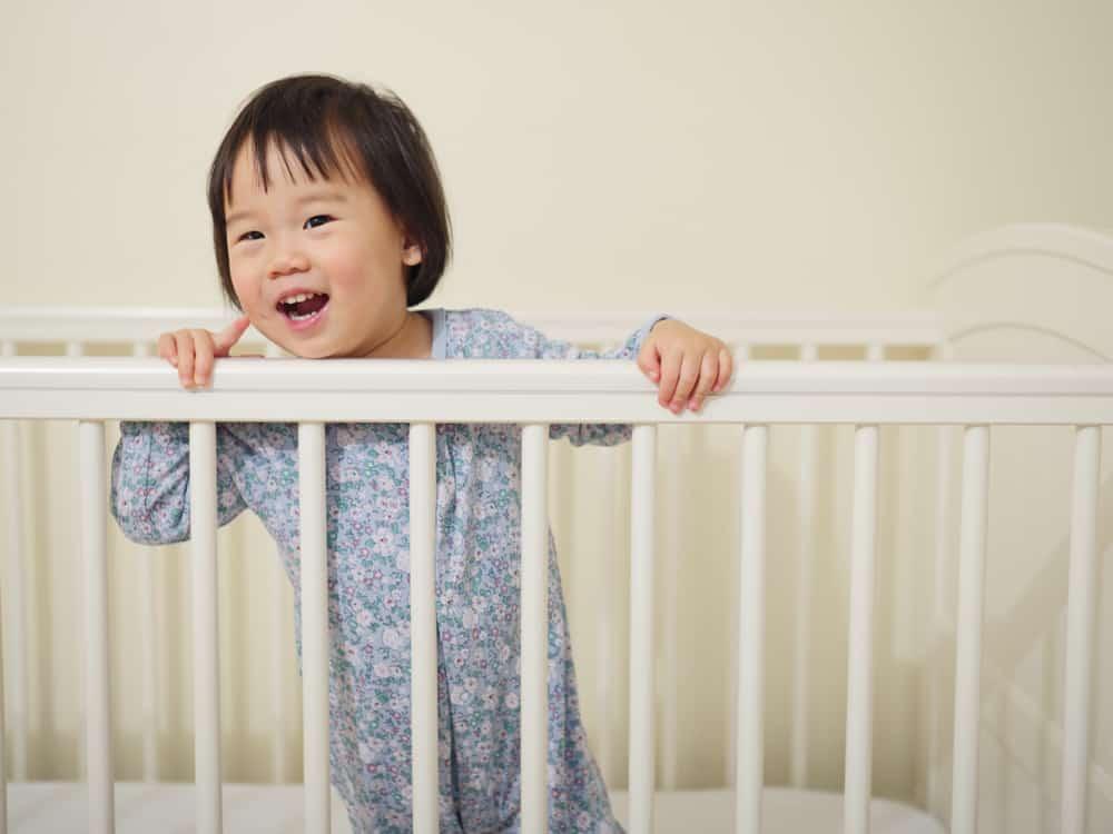 Beralih dari Ranjang Bayi, Begini Cara Melatih Anak Tidur di Kasurnya Sendiri