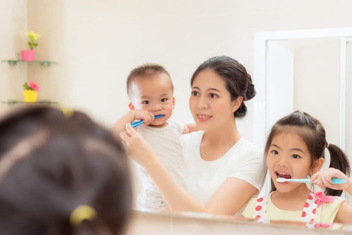 mengajarkan anak menggosok gigi