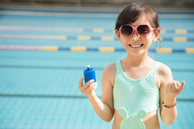 Aturan Memakai Sunscreen Anak dan Cara Memilihnya yang Tepat