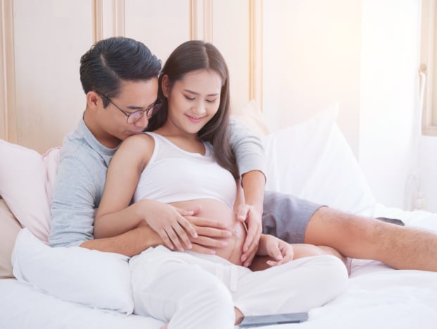 Cara hubungan intim saat hamil muda