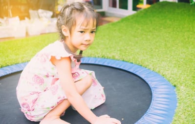 anak boleh main trampolin