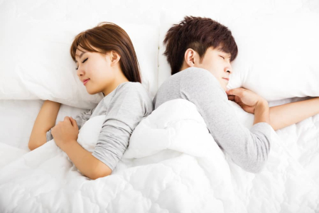 4 Posisi Kelonan yang Wajib Dicoba Saat Tidur Dengan Pasangan