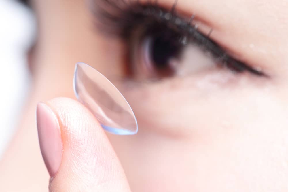 5 Bahaya Tidur Pakai Softlens yang Perlu Diwaspadai