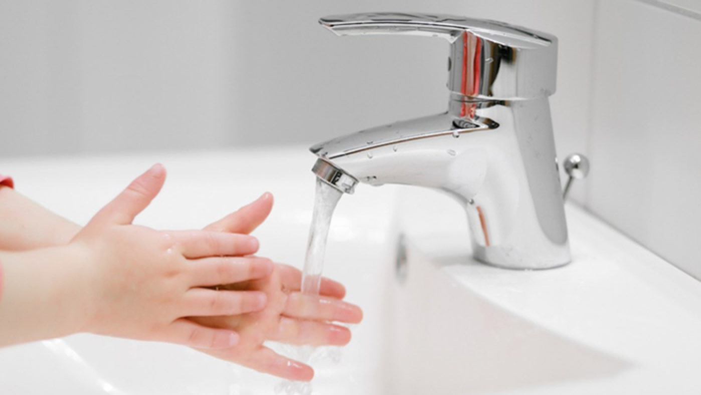 cuci tangan dengan air mengalir