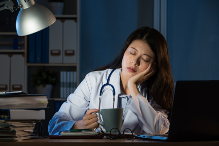 Mengatasi Gangguan Tidur Akibat Kebagian Shift Kerja di Malam Hari