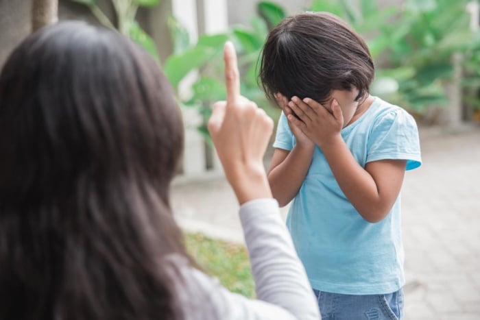 mengkritik anak
