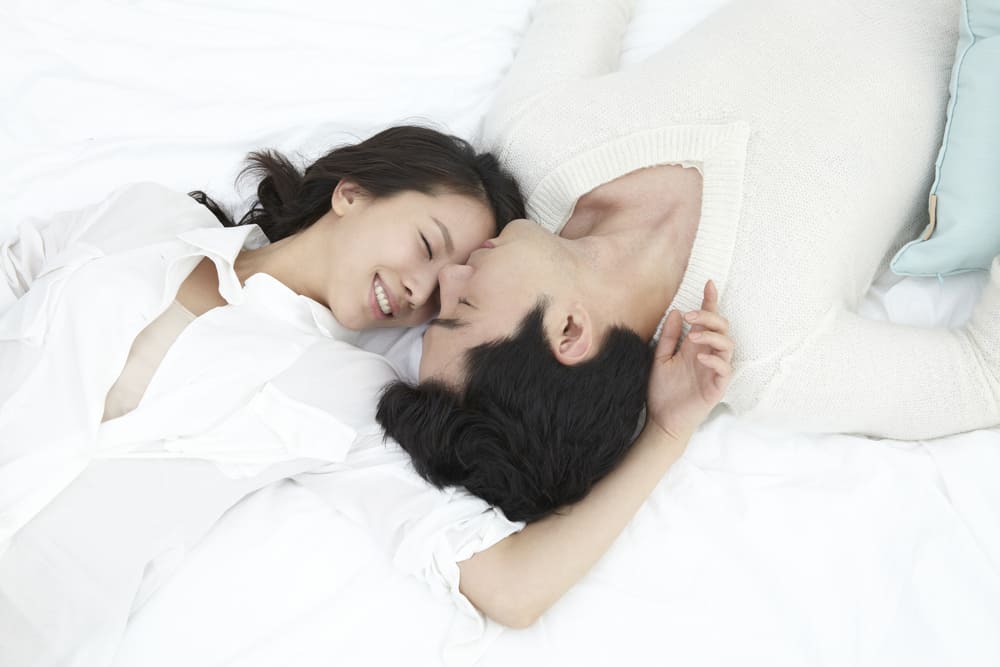 6 Jurus Berciuman yang Lebih Menggoda Daripada Sekadar Silat Lidah