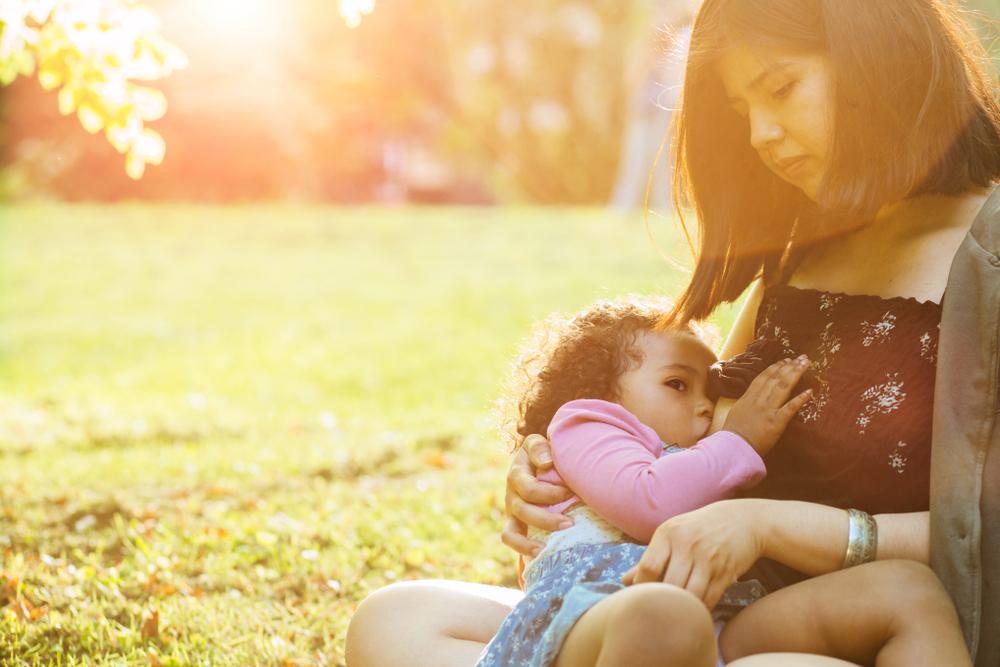 4 Tips Sukses Menyusui Buah Hati di Tempat Umum