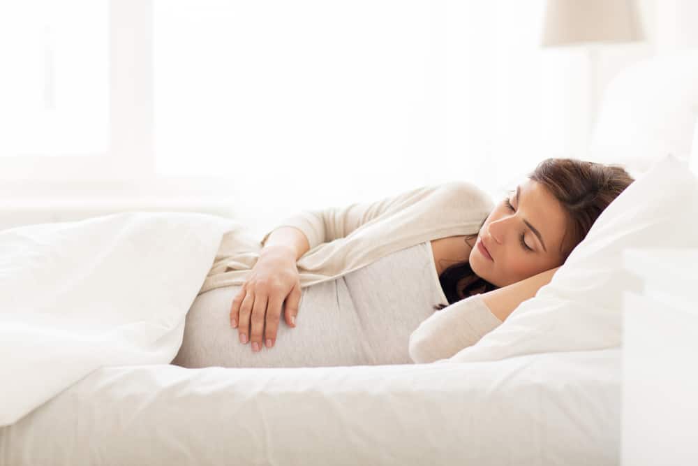 Kenapa Ibu Hamil Lebih Baik Tidur Menyamping?